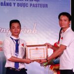 trao qua cho can bo gia vien cao dang y duoc pasteur