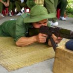 sinh-vien-thuc-hien-dong-tac-nam-ban-sung-ak