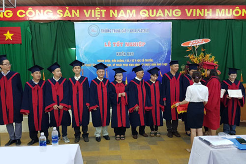 Lãnh đạo nhà trường trao bằng tốt nghiệp cho các sinh viên
