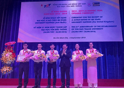 Chủ tịch UBND TP.HCM Nguyễn Thành Phong trao khen thưởng cho các sinh viên ĐH Tôn Đức Thắng có thành tích nghiên cứu, học tập xuất sắc.