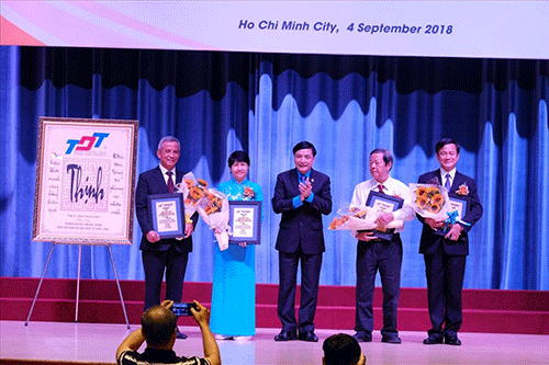 Chủ tịch Tổng LĐLĐVN, TS Bùi Văn Cường (giữa) trao kỷ niệm chương cho các lãnh đạo tổ chức CĐVN, thầy, cô giáo gắn bó lâu năm với TDTU.