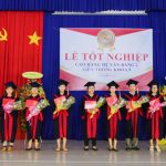 hieu-truong-trao-bang-cho-tan-cu-nhan