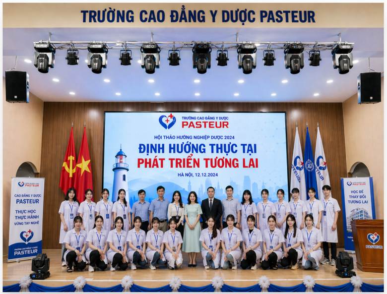 Thầy trò trường CĐ y dược Pasteur trong ngày hội định hướng việc làm sau khi tốt nghiệp