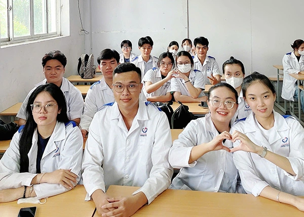 Sinh viên ngành điều dưỡng trường Cao đẳng Y Dược PasTeur