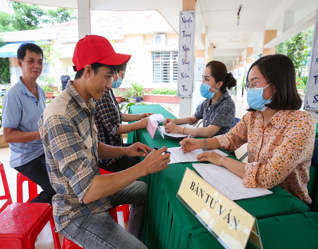 Hình ảnh: Người cha dắt con đăng ký nhập học