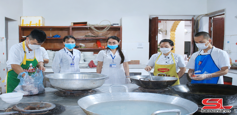 Hình ảnh người thầy thuốc bên bếp ăn tập thể không phải  bên gường bệnh
