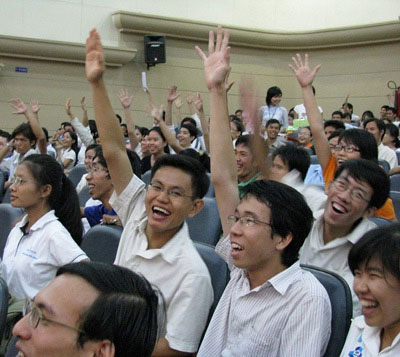 Những cánh tay đưa lên xin được phát biểu hay đông ý với thầy sau phần câu hỏi