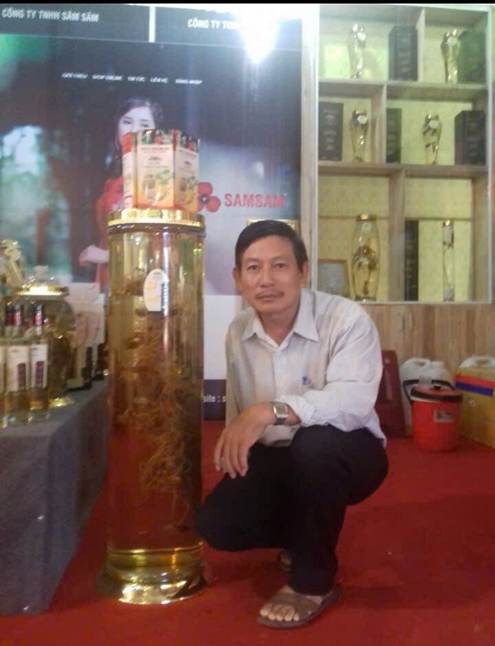 Bình rượu “ Quốc bảo” Sâm Ngọc Lịnh được triển lãm tại Hội chợ Sâm tại huyện Nam Trà My