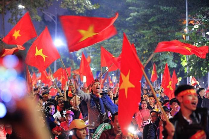 Dòng người đi bão ăn mừng đội nhà Vô địch đêm 26/8/2026