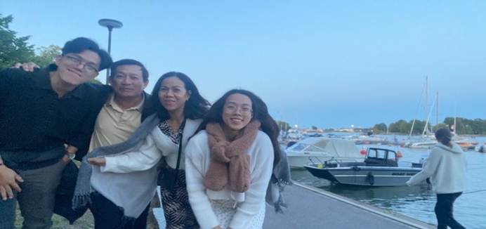 Gia đình bên Phần Lan lúc 12 giờ đêm tại bến cảng tp Helsinki